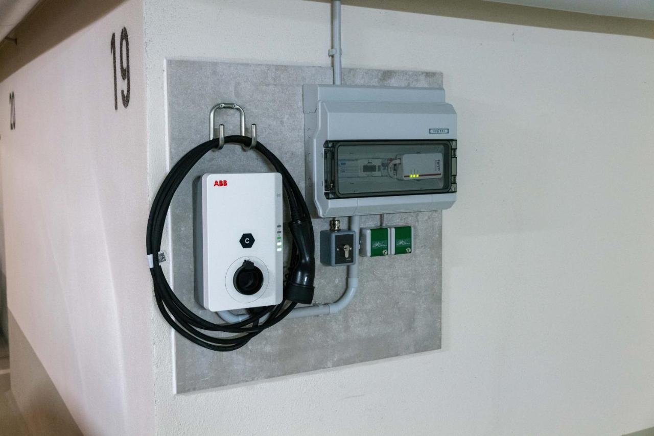 Pole Poppenspaeler Mit Ladestation Busum Exterior photo